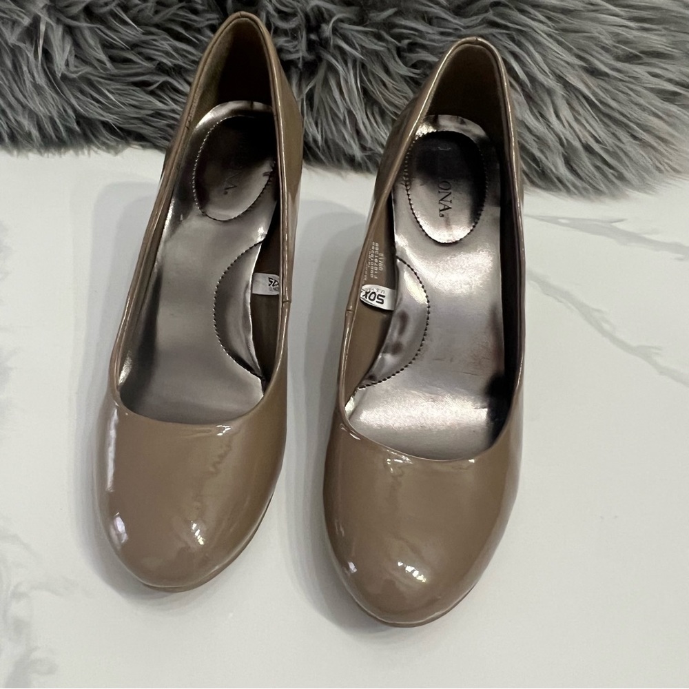 MERONA nude round toe 3in heels size 8 - Picture 2 of 8